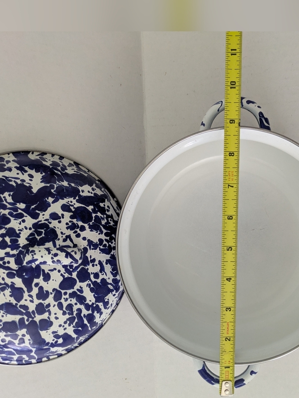 Golden Rabbit Enamelware 2.5 QT Dutch Oven - Picture 5 of 5